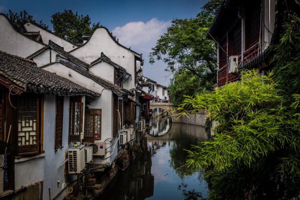 冷知识分享平台-发现惊奇有趣的女子人脸无法识别门禁,狗一试就开,这一场景有多尴尬呢?小知识